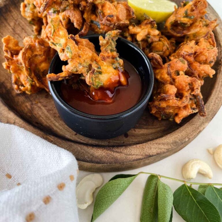 cashew pakora dipped in ketchup, served in a platter
